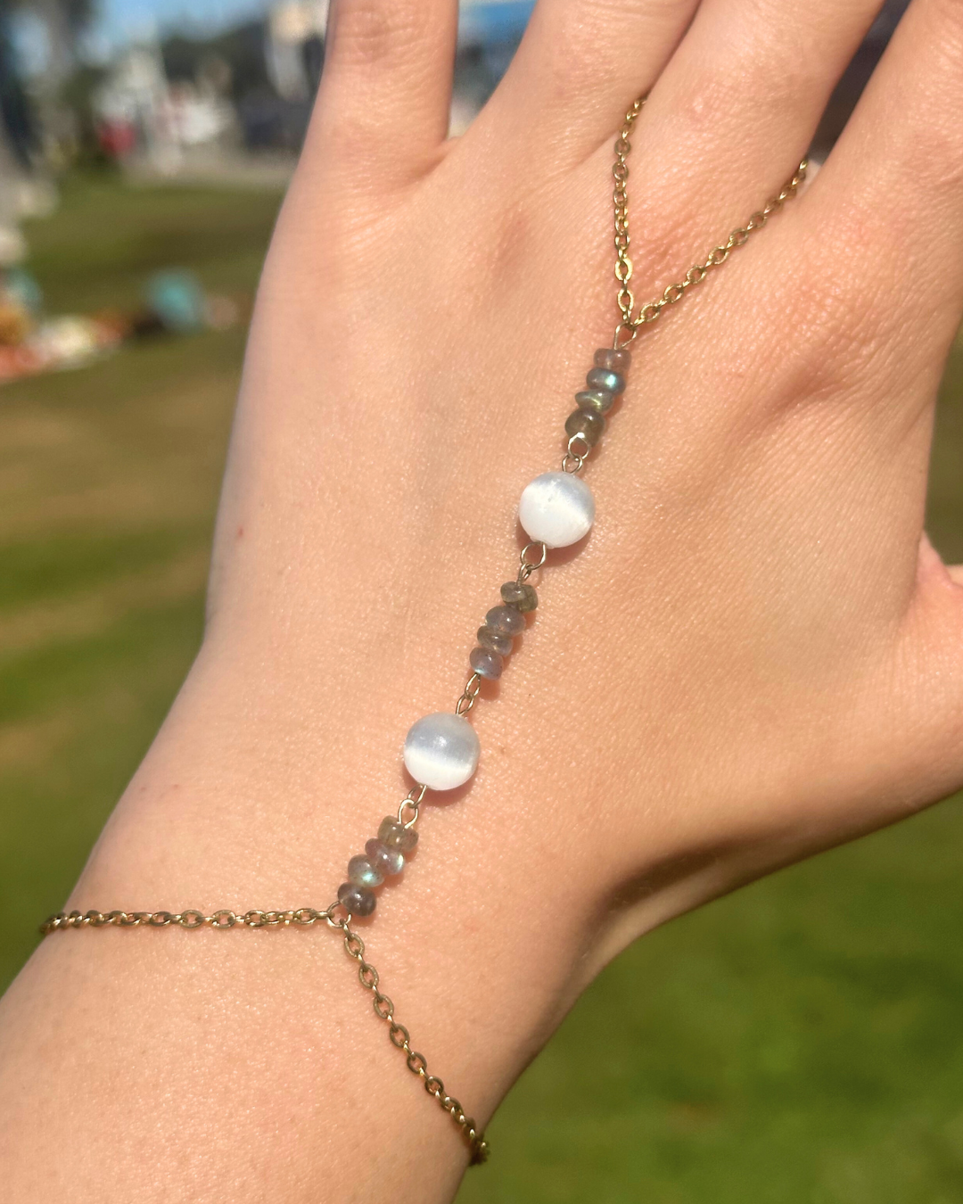 Psychic Handchain in Gold